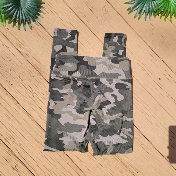 WILD FABLE OLIVE CAMO HIGH WAISTED LEGGINGS•NWOT! - Picture 5 of 6